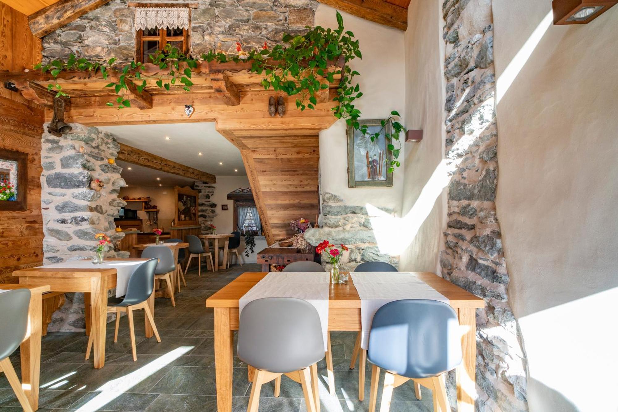 Au Coeur Du Village Chambres D'Hotes & Spa Arnad Exteriör bild