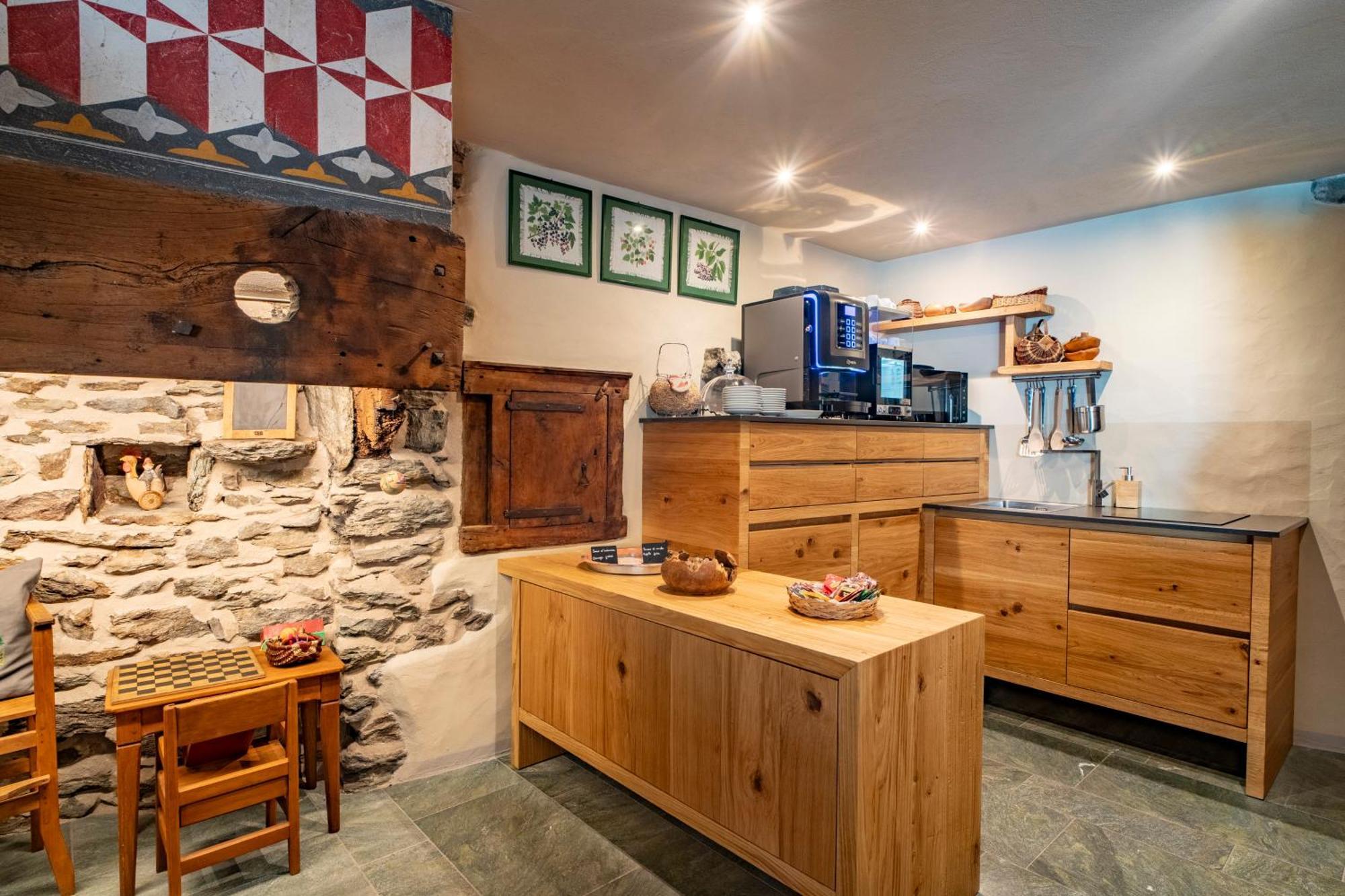 Au Coeur Du Village Chambres D'Hotes & Spa Arnad Exteriör bild