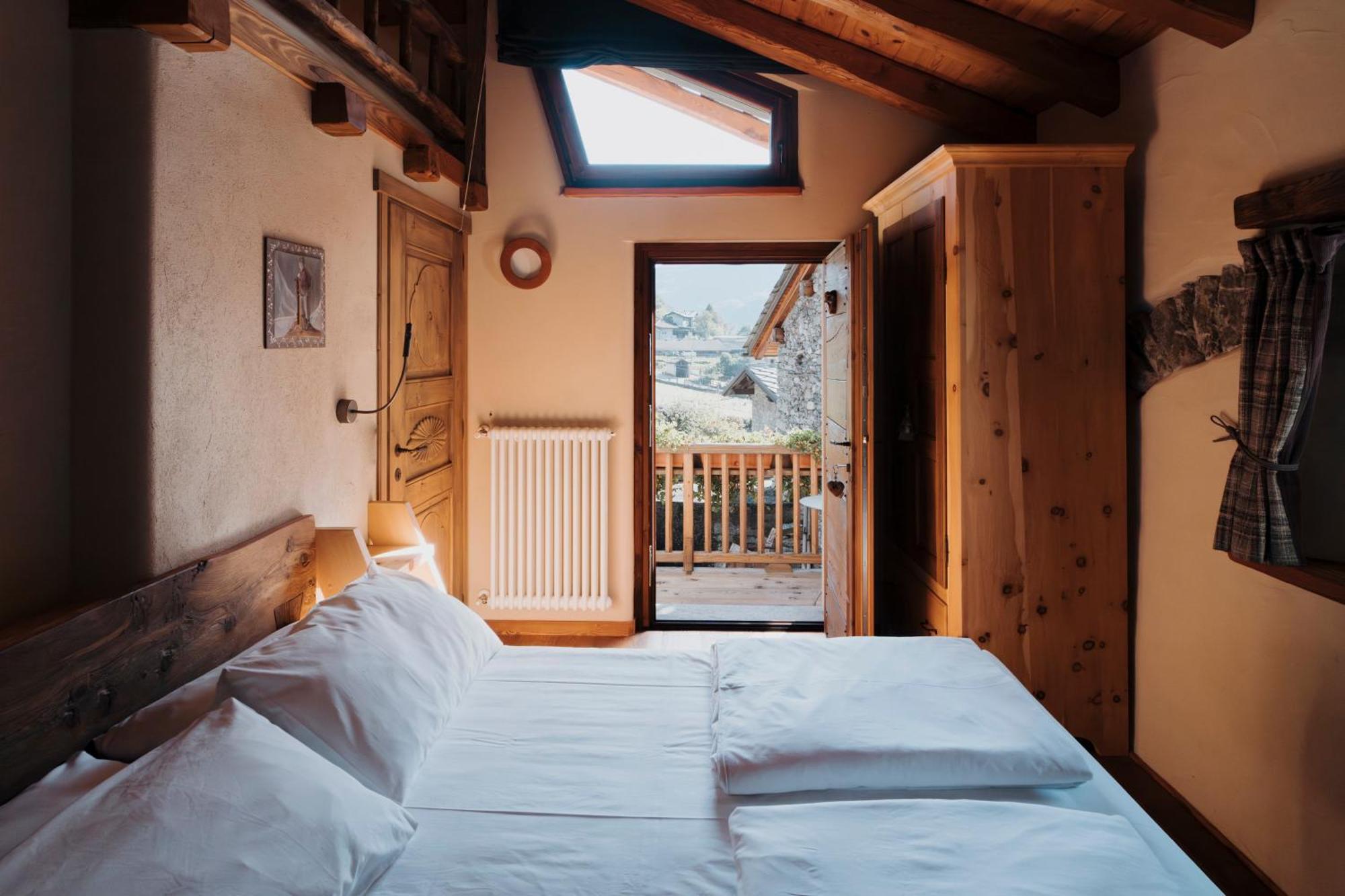 Au Coeur Du Village Chambres D'Hotes & Spa Arnad Exteriör bild
