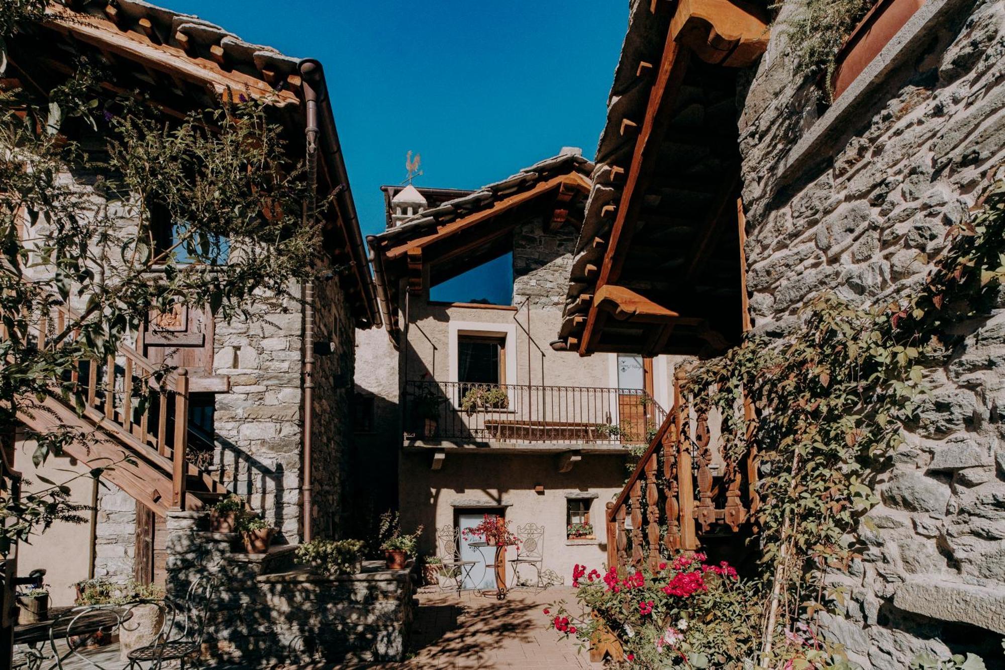 Au Coeur Du Village Chambres D'Hotes & Spa Arnad Exteriör bild