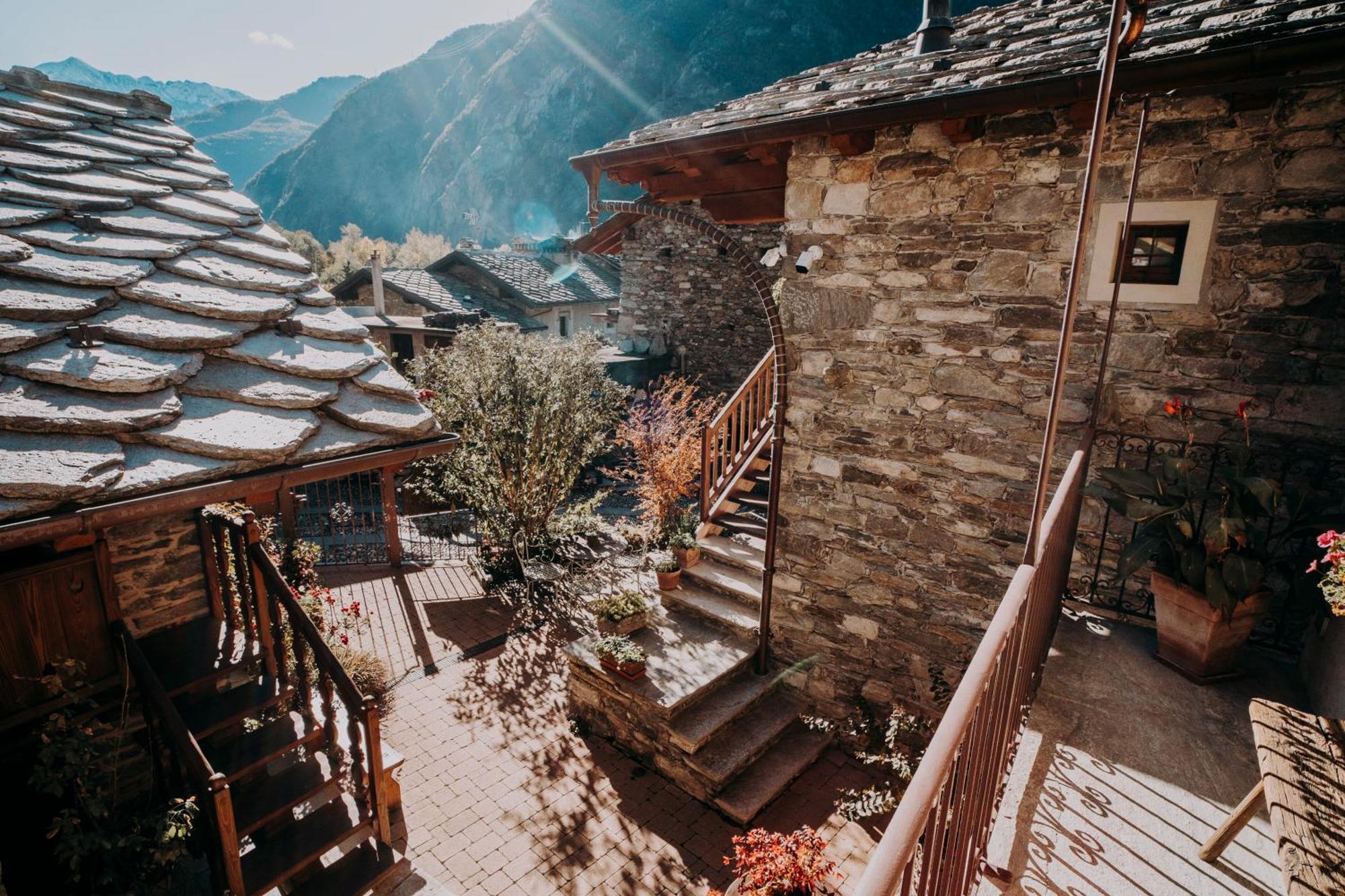 Au Coeur Du Village Chambres D'Hotes & Spa Arnad Exteriör bild